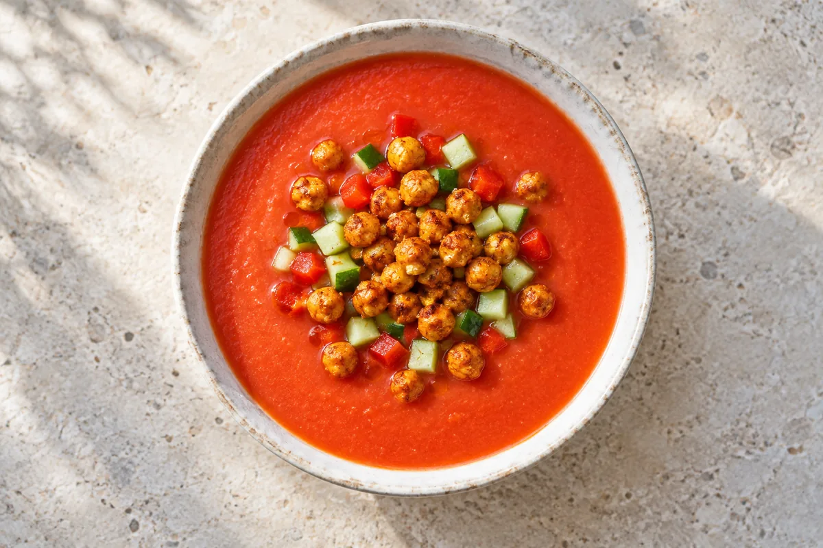 Gazpacho con garbanzos crujientes servido y listo para comer